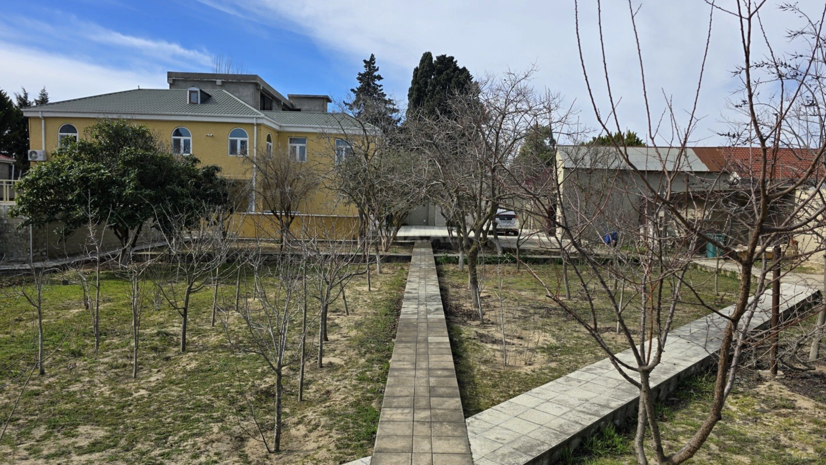 Satılır 5 otaqlı həyət evi 180 m²