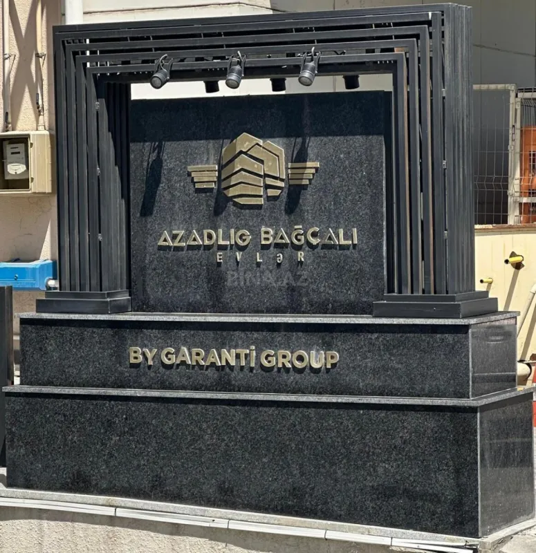 Satılır 5 otaqlı mənzil 272 m²