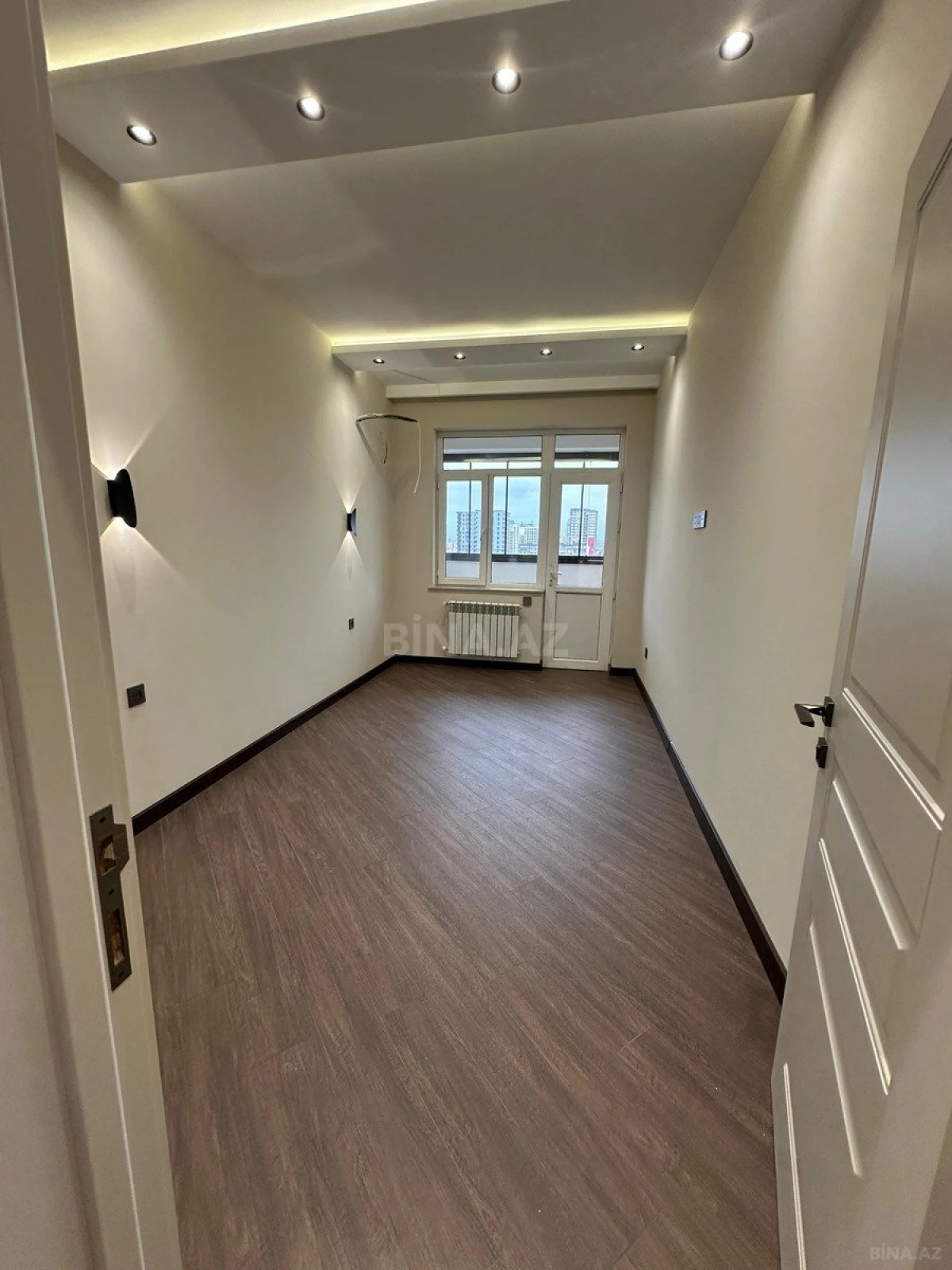 Satılır 3 otaqlı mənzil 135 m²