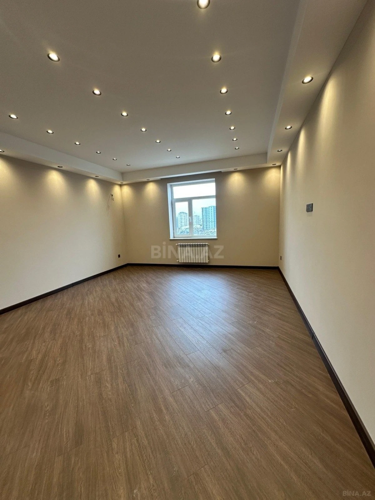 Satılır 3 otaqlı mənzil 135 m²