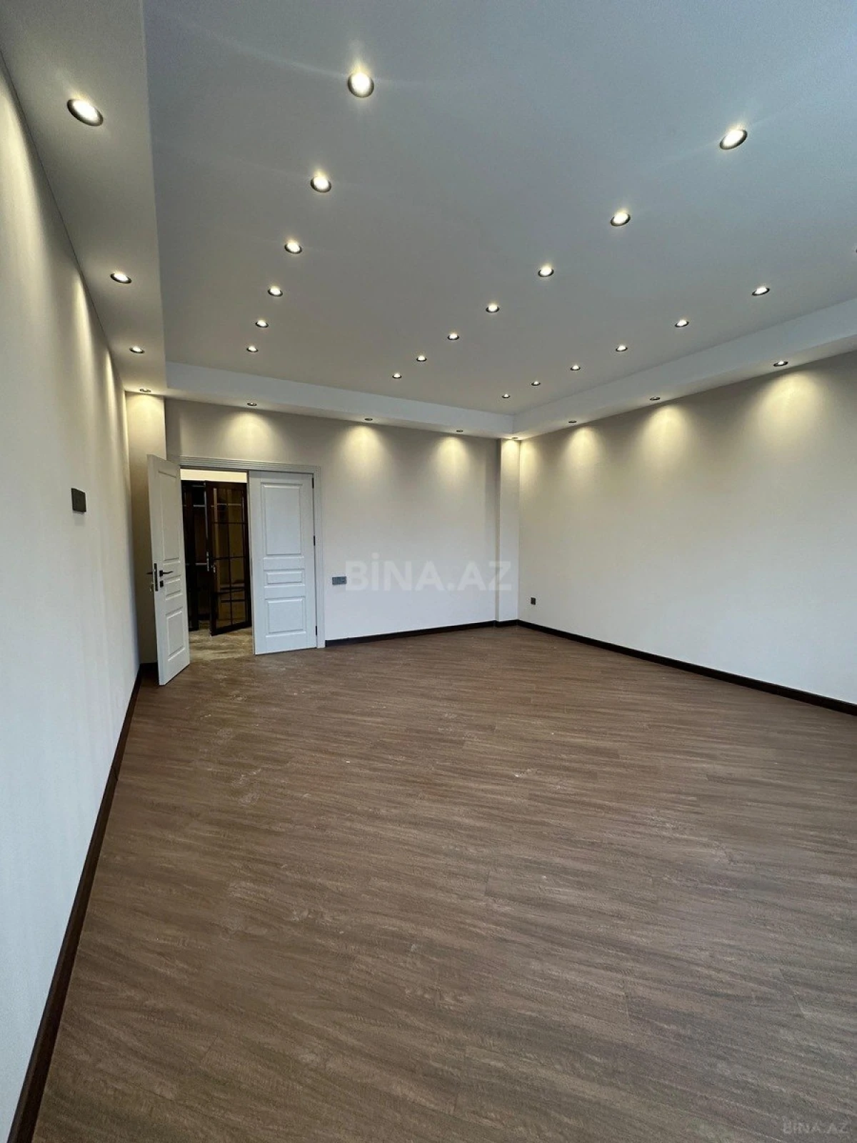 Satılır 3 otaqlı mənzil 135 m²