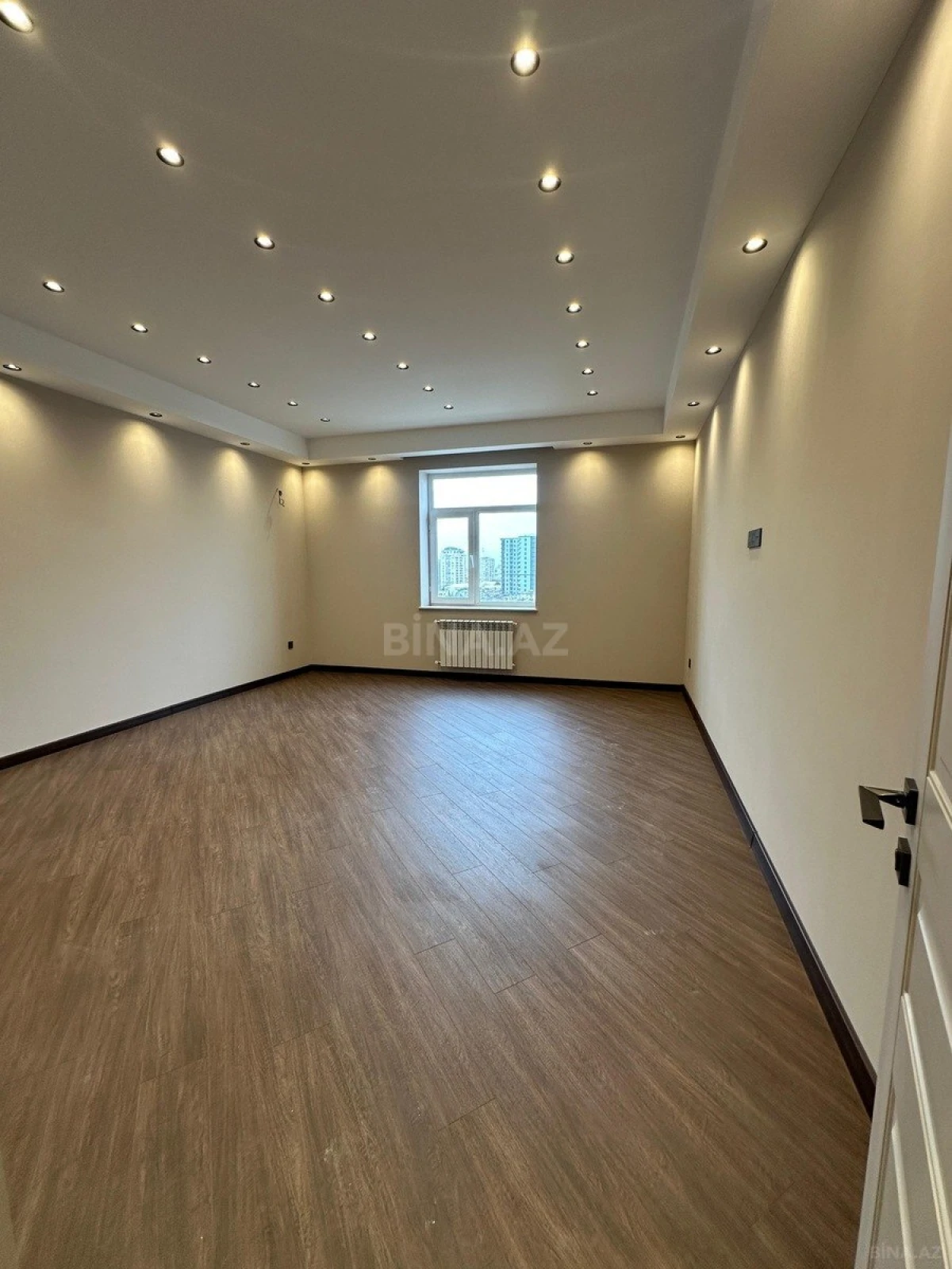 Satılır 3 otaqlı mənzil 135 m²