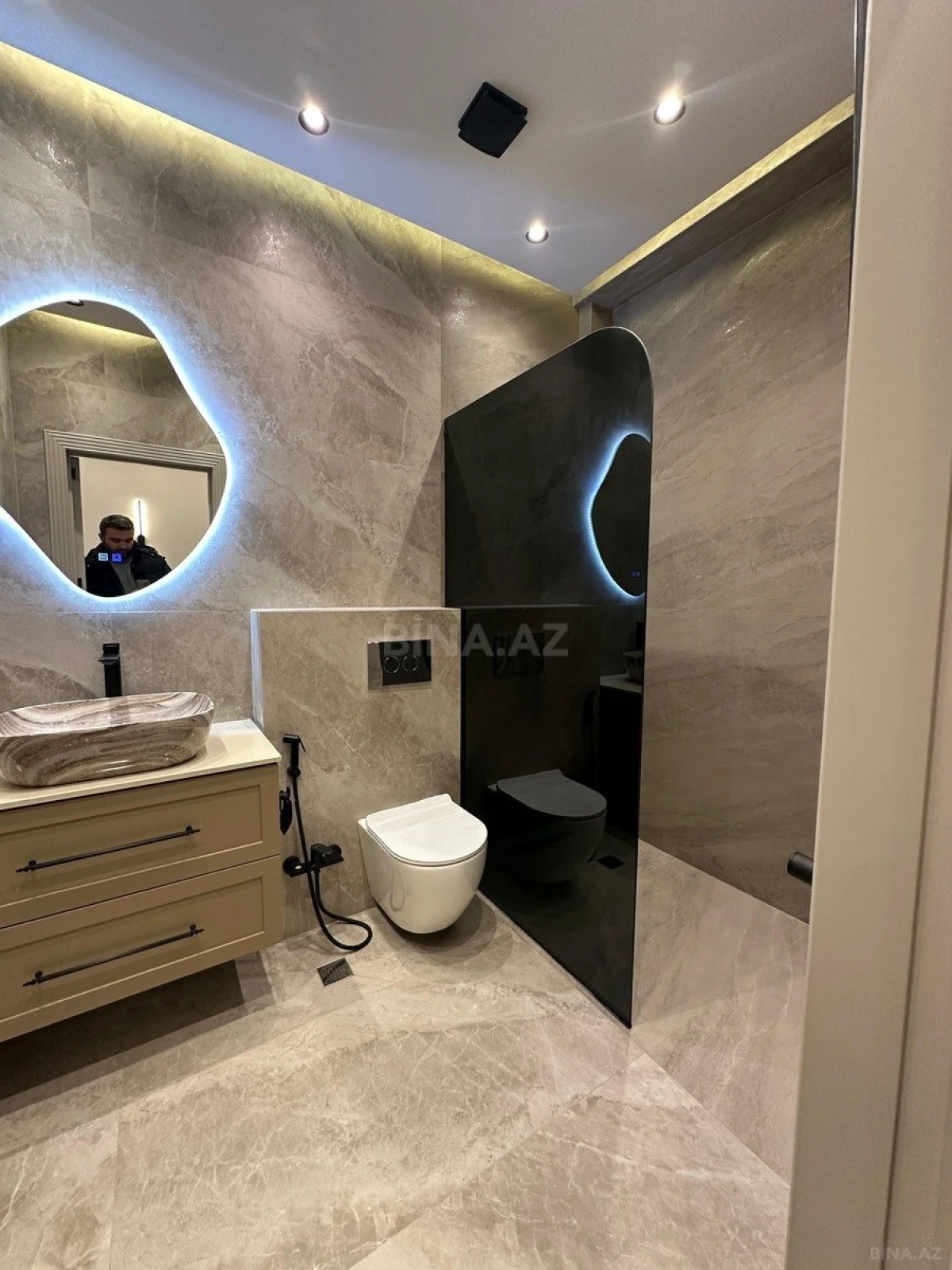 Satılır 3 otaqlı mənzil 135 m²