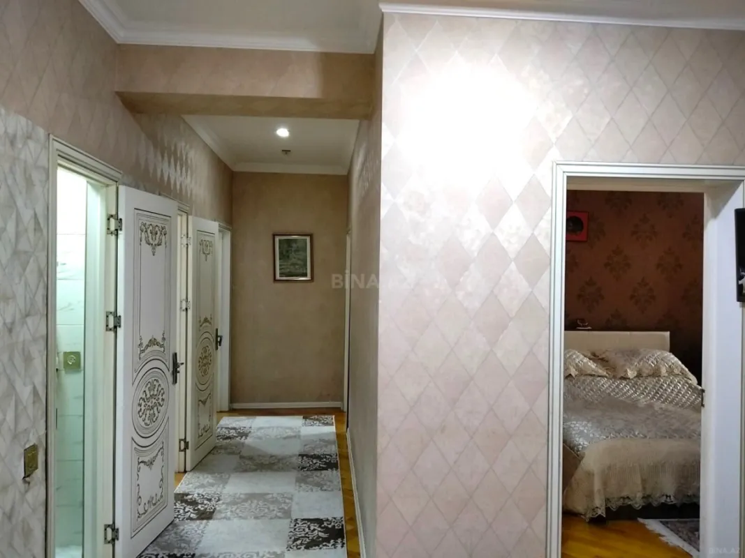 Satılır 4 otaqlı mənzil 150 m²