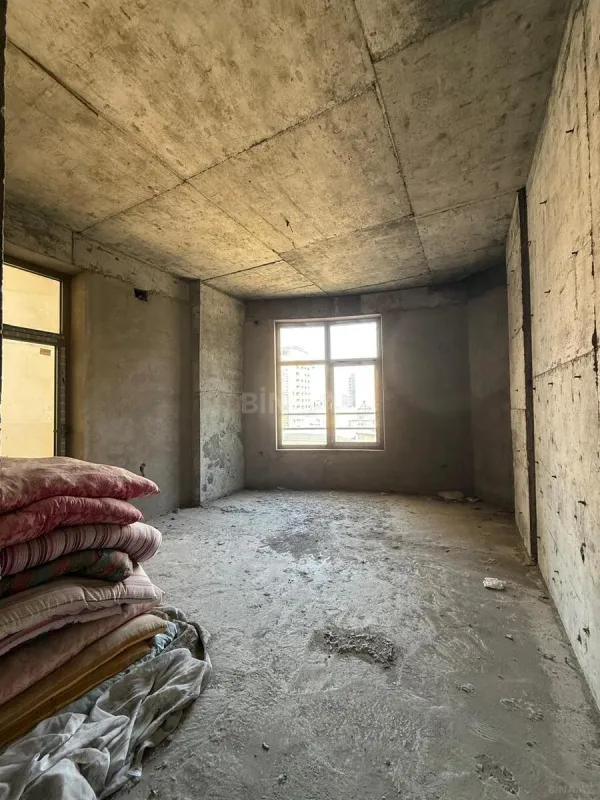 Satılır 4 otaqlı mənzil 191 m²