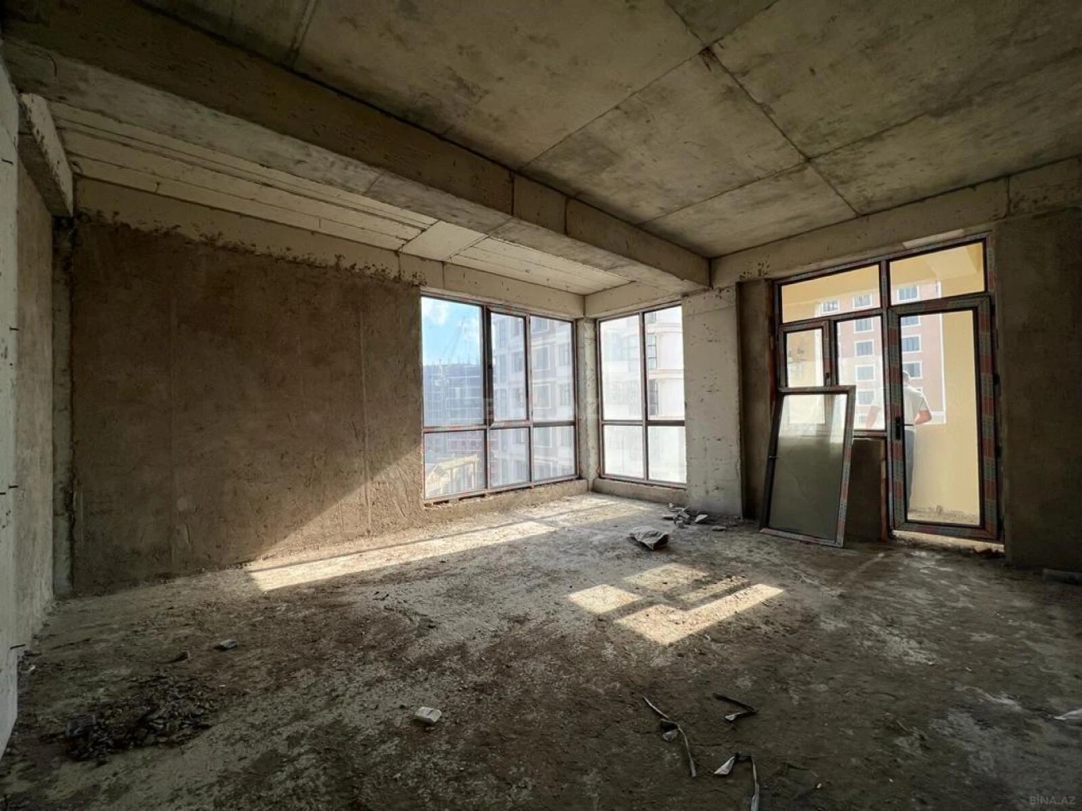 Satılır 4 otaqlı mənzil 191 m²