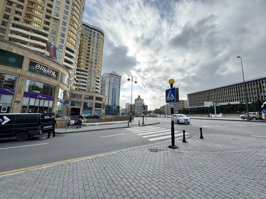 Satılır 4 otaqlı mənzil 204 m²