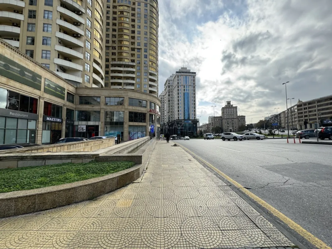 Satılır 4 otaqlı mənzil 204 m²