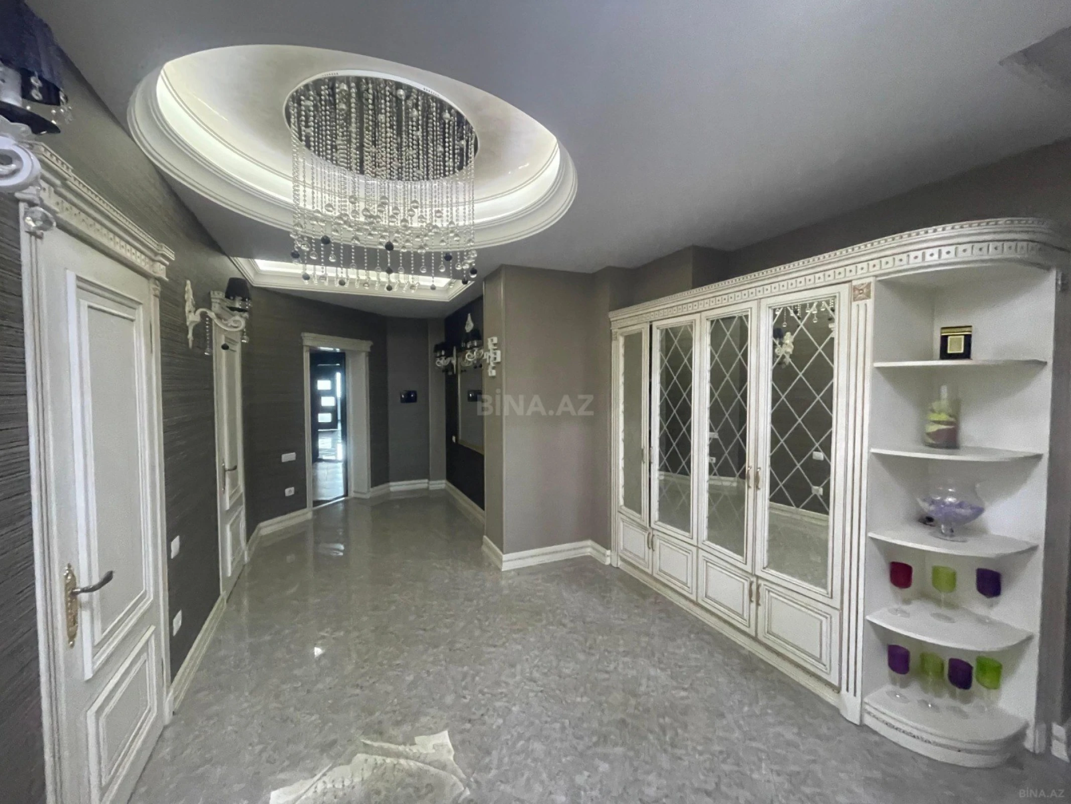 Satılır 4 otaqlı mənzil 204 m²