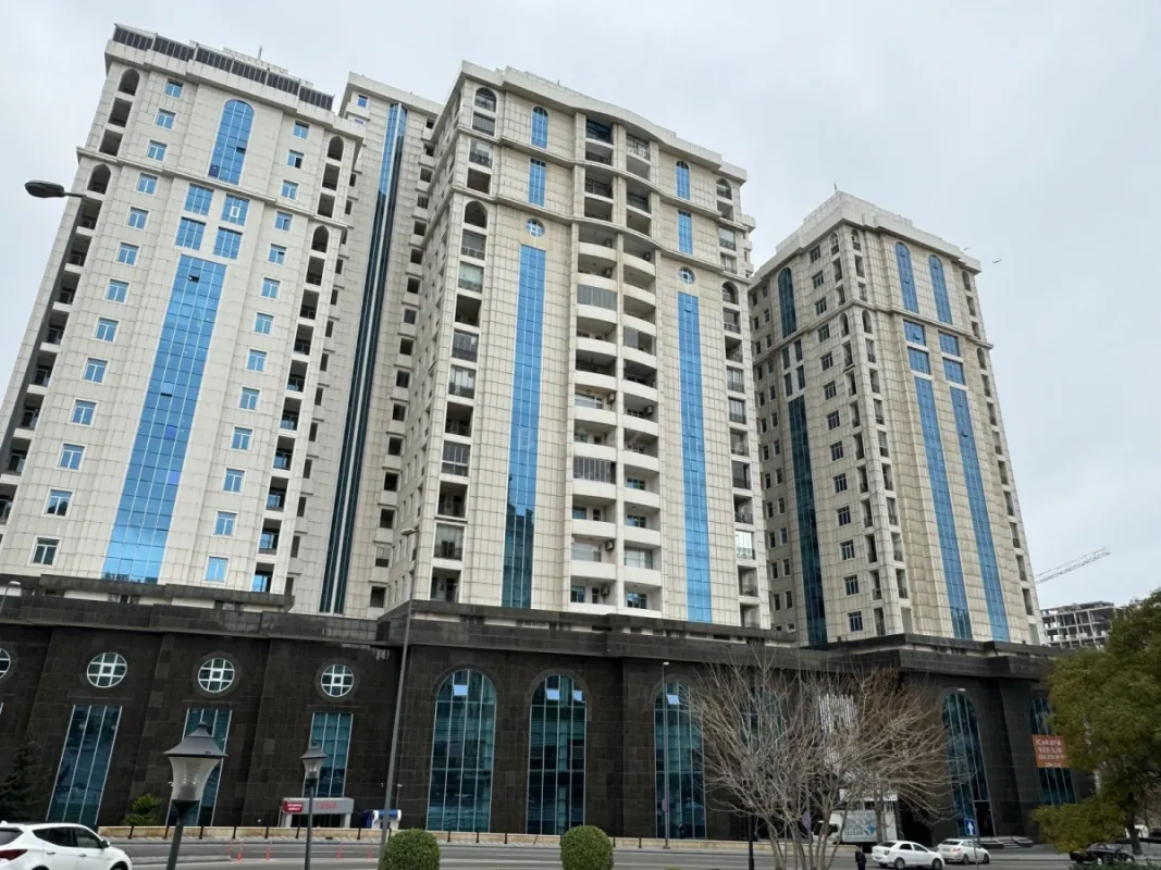 Satılır 4 otaqlı mənzil 204 m²
