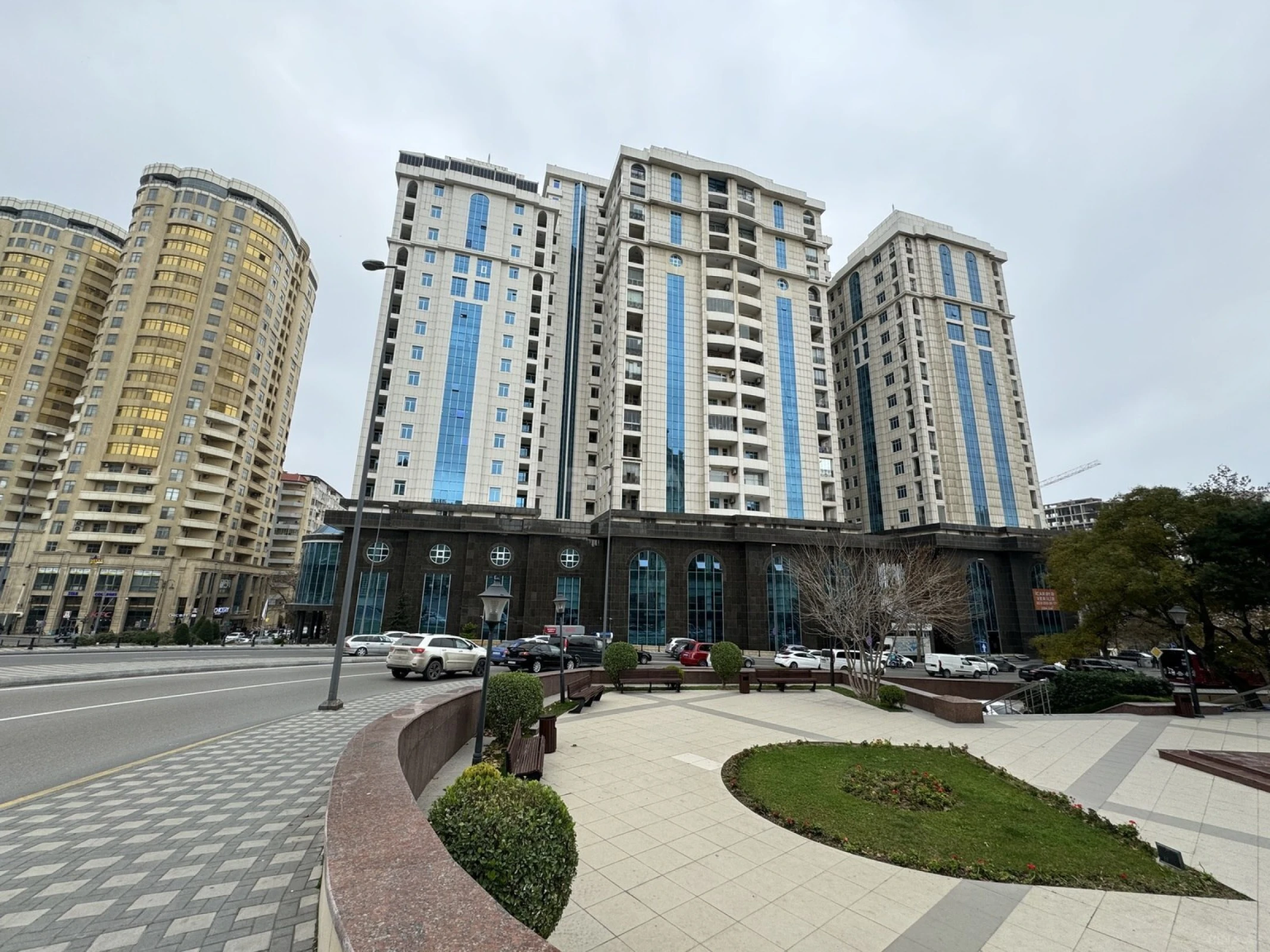 Satılır 4 otaqlı mənzil 204 m²