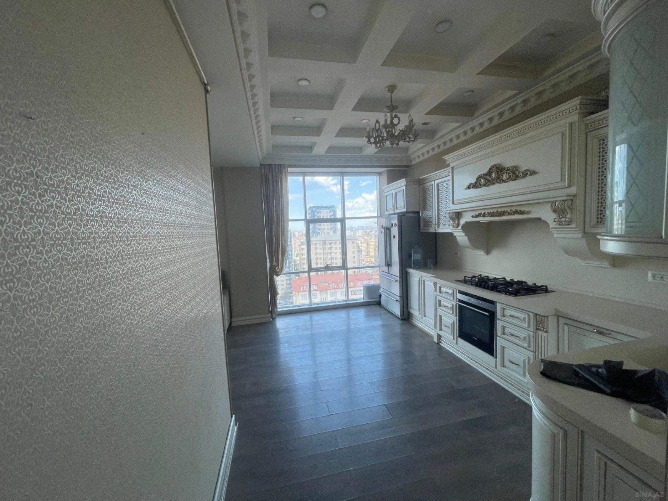 Satılır 4 otaqlı mənzil 204 m²