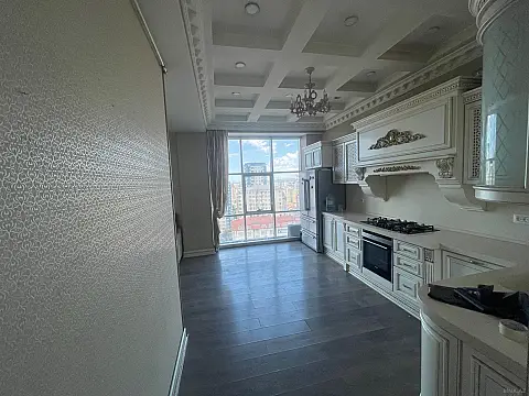 Satılır 4 otaqlı mənzil 204 m²