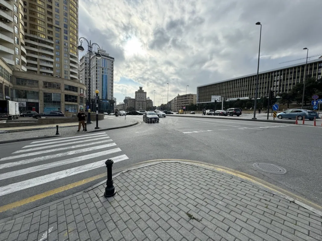 Satılır 4 otaqlı mənzil 204 m²