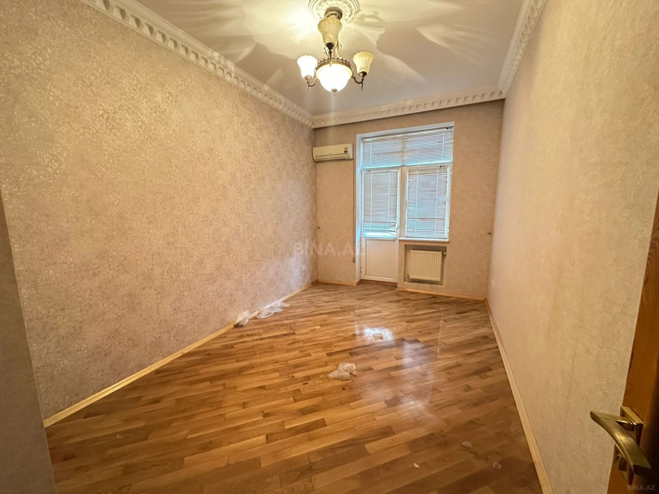 Satılır 4 otaqlı mənzil 120 m²