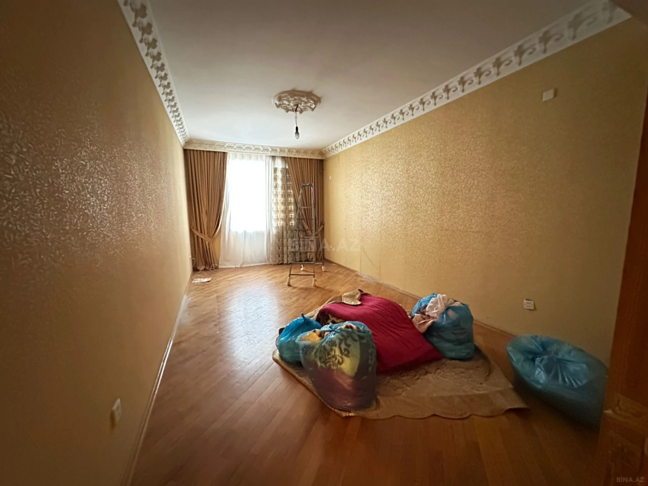 Satılır 4 otaqlı mənzil 120 m²