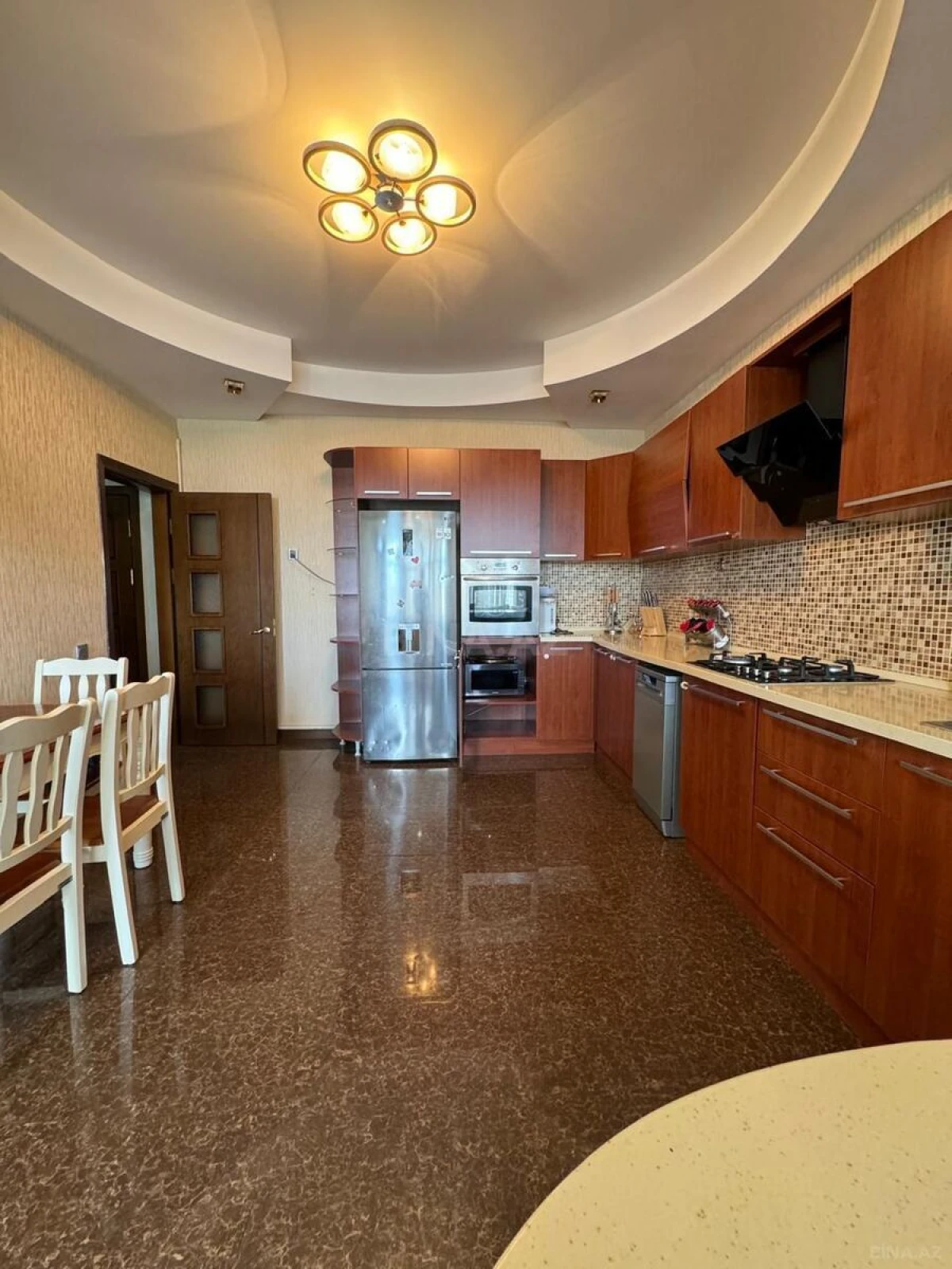 Kirayə verilir 4 otaqlı mənzil 200 m²