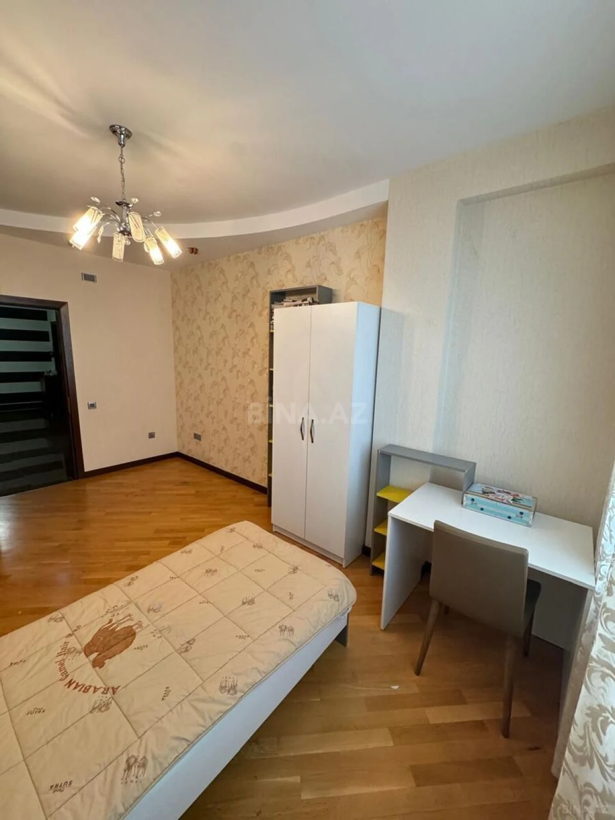Kirayə verilir 4 otaqlı mənzil 200 m²