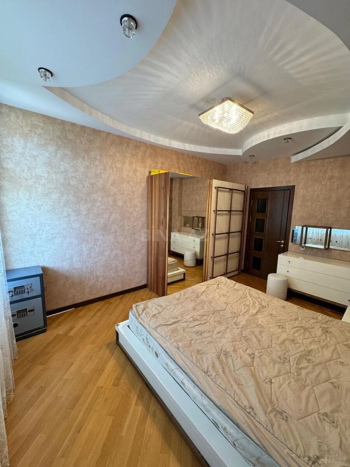 Kirayə verilir 4 otaqlı mənzil 200 m²