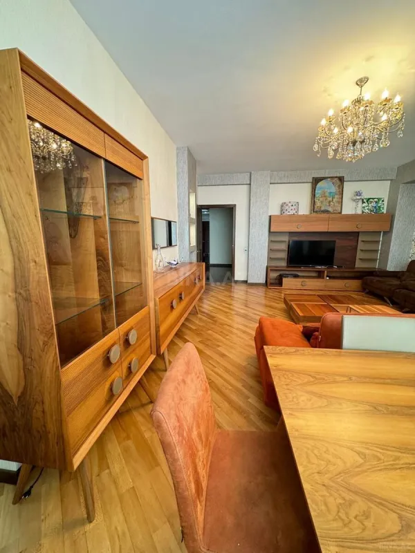 Kirayə verilir 4 otaqlı mənzil 200 m²