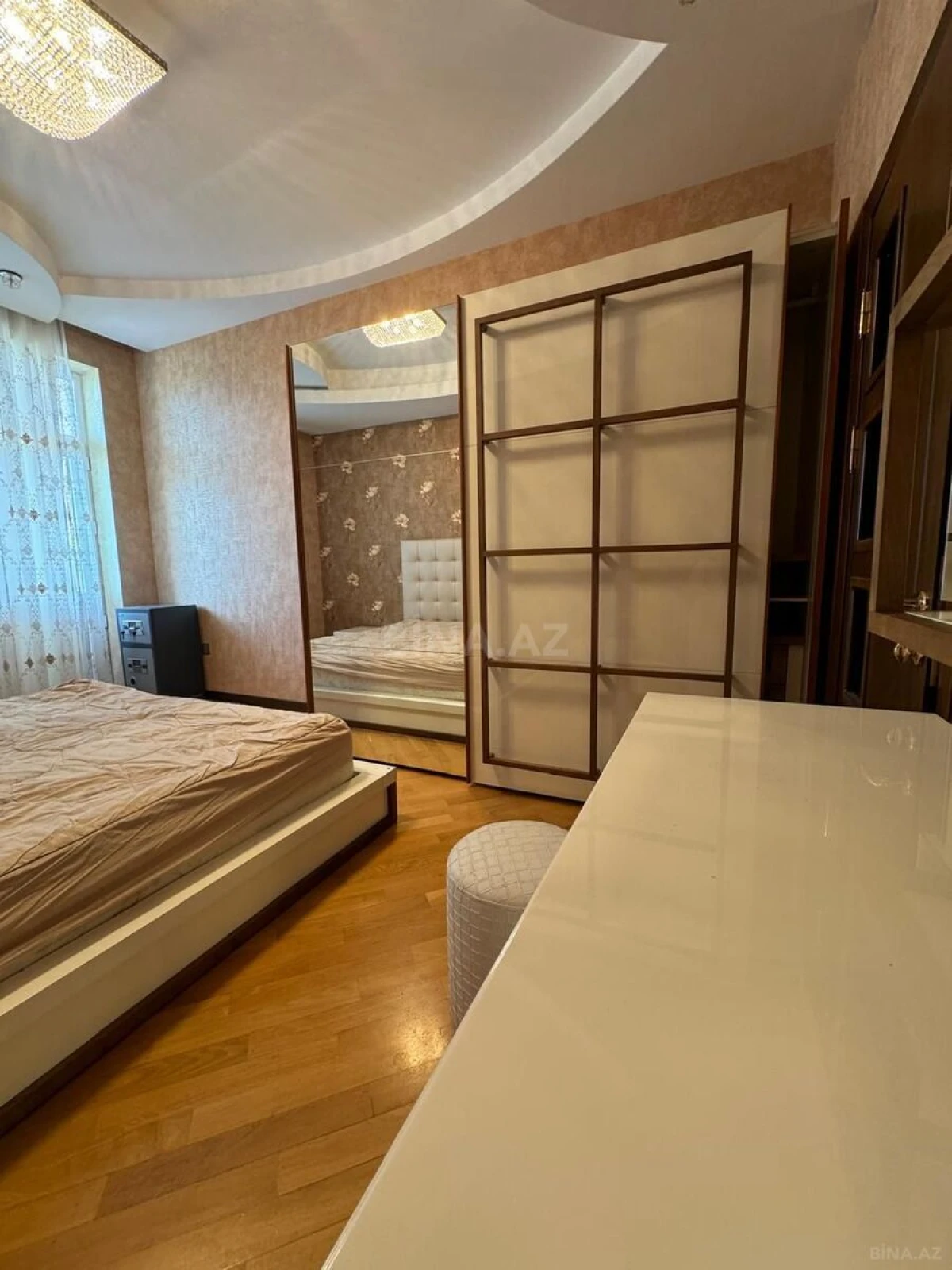 Kirayə verilir 4 otaqlı mənzil 200 m²