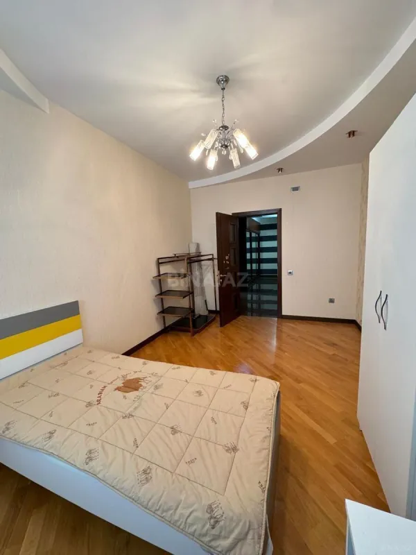 Kirayə verilir 4 otaqlı mənzil 200 m²