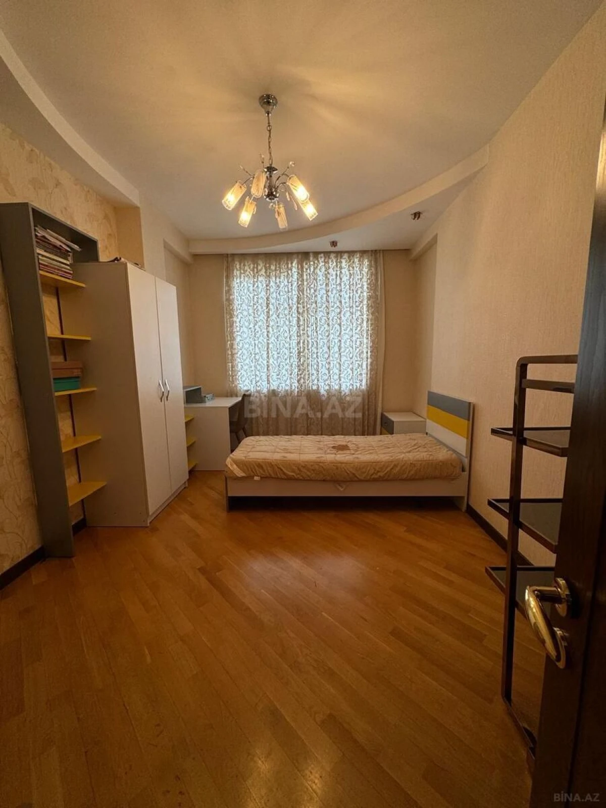 Kirayə verilir 4 otaqlı mənzil 200 m²