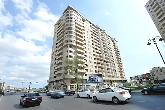 Satılır 4 otaqlı mənzil 203 m²