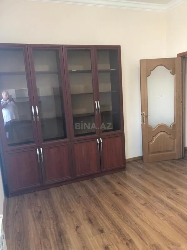 Satılır 4 otaqlı mənzil 203 m²