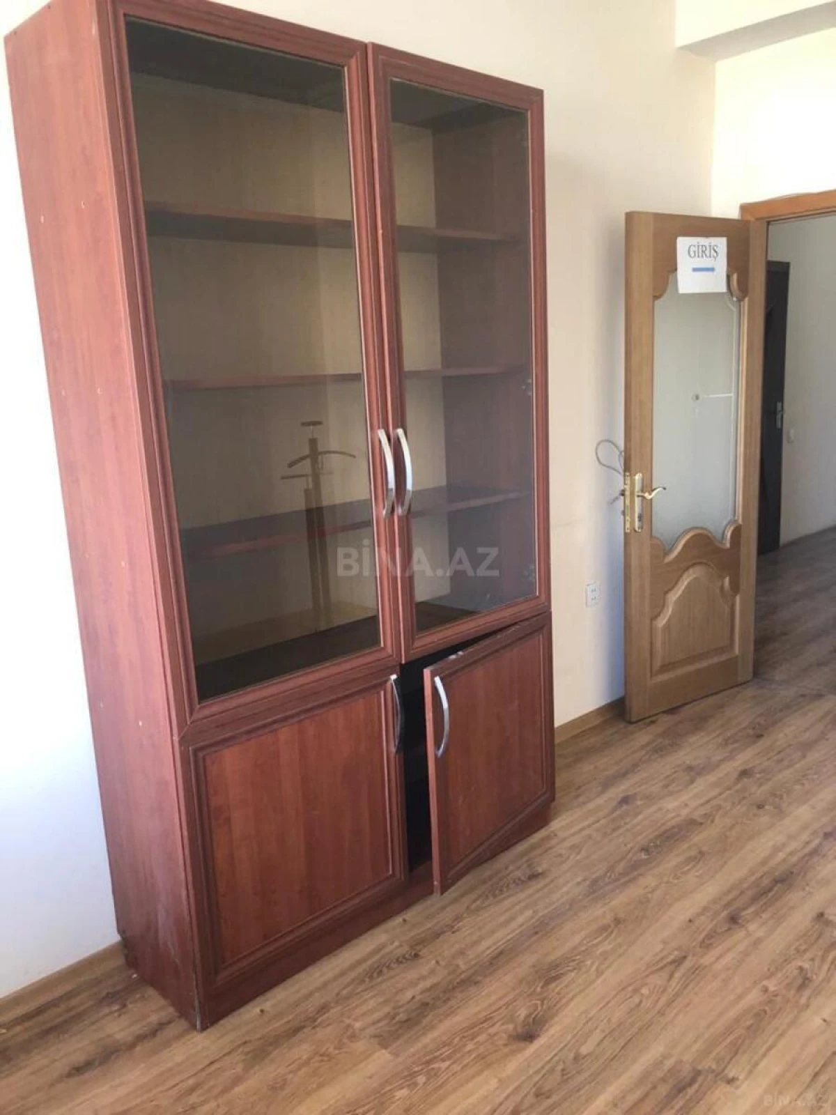 Satılır 4 otaqlı mənzil 203 m²