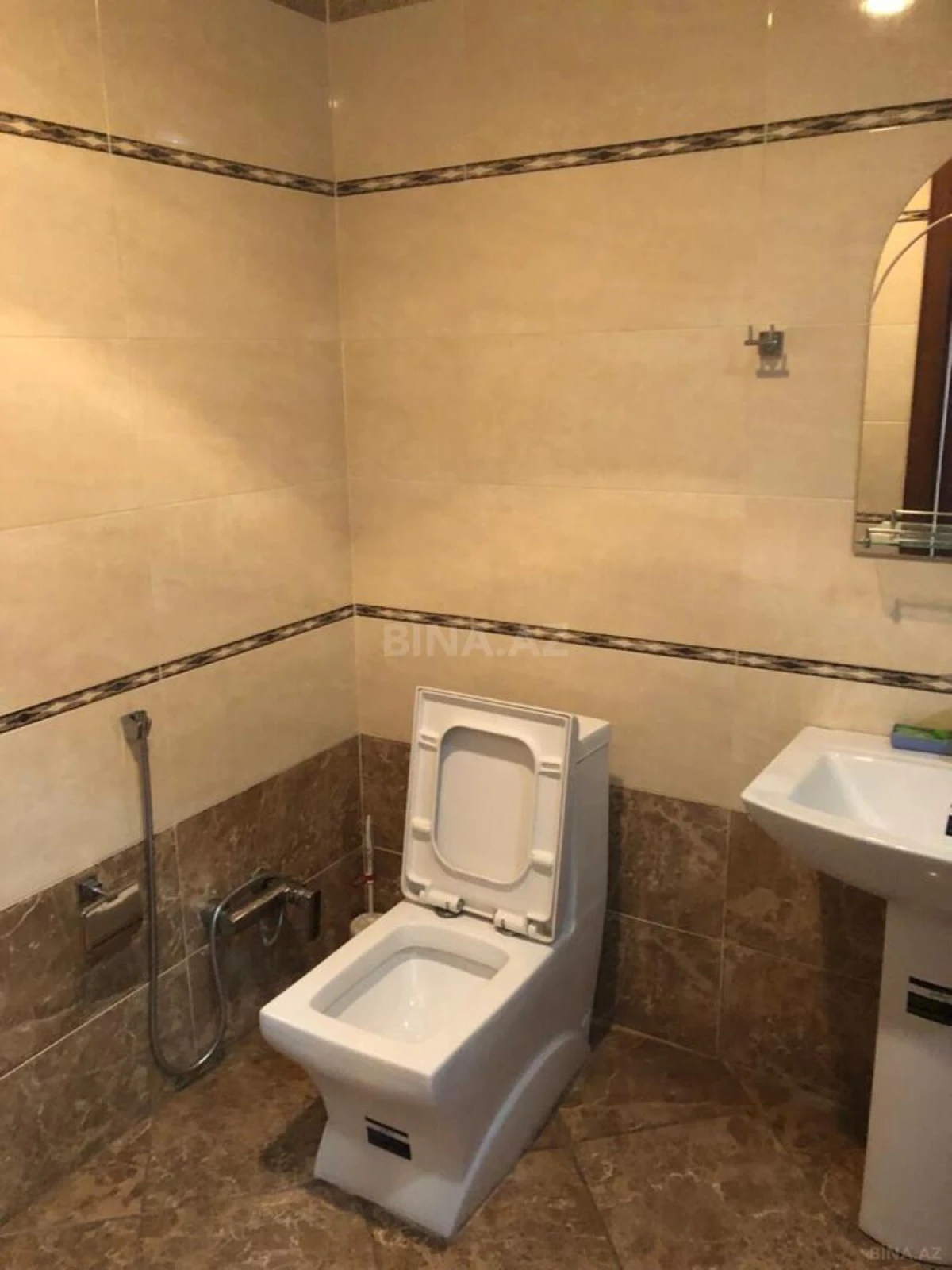 Satılır 4 otaqlı mənzil 203 m²