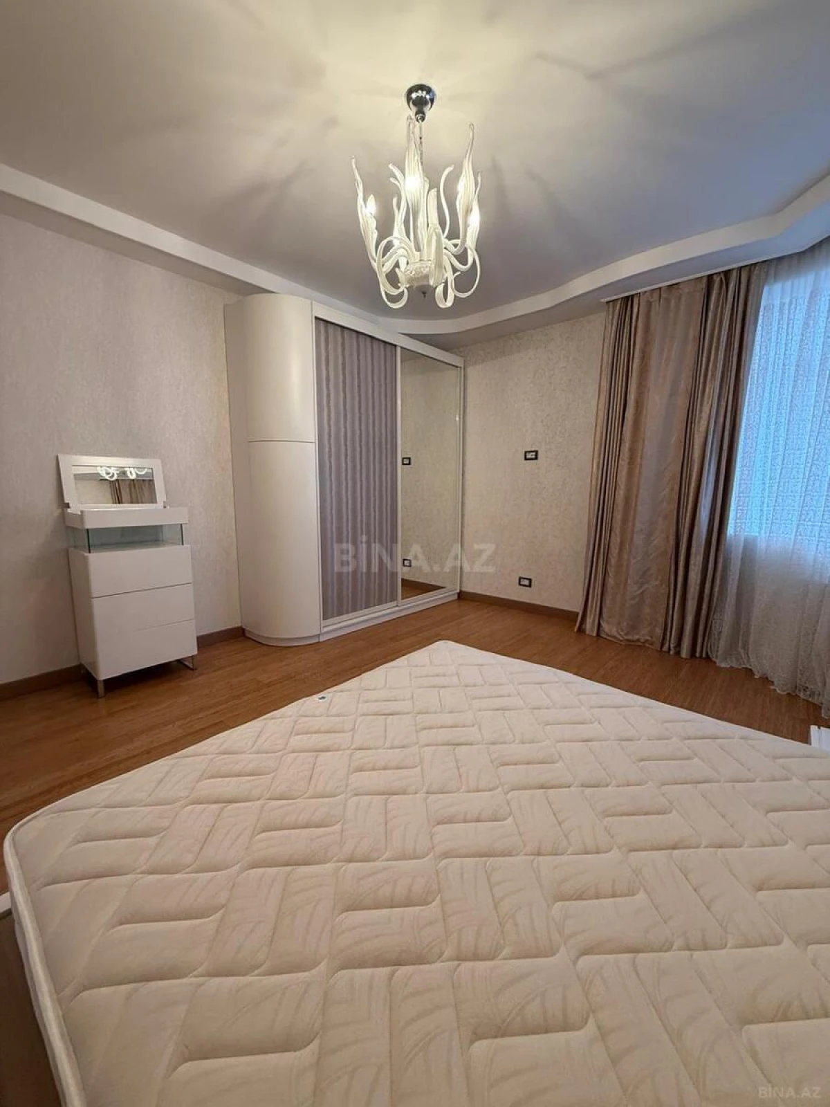 Kirayə verilir 5 otaqlı mənzil 180 m²