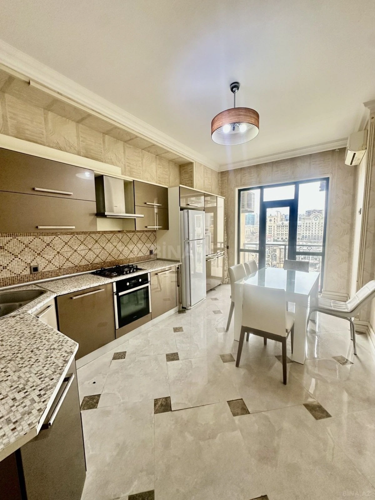 Kirayə verilir 4 otaqlı mənzil 180 m²