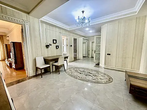 Kirayə verilir 4 otaqlı mənzil 180 m²