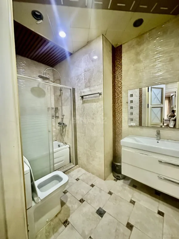 Kirayə verilir 4 otaqlı mənzil 180 m²