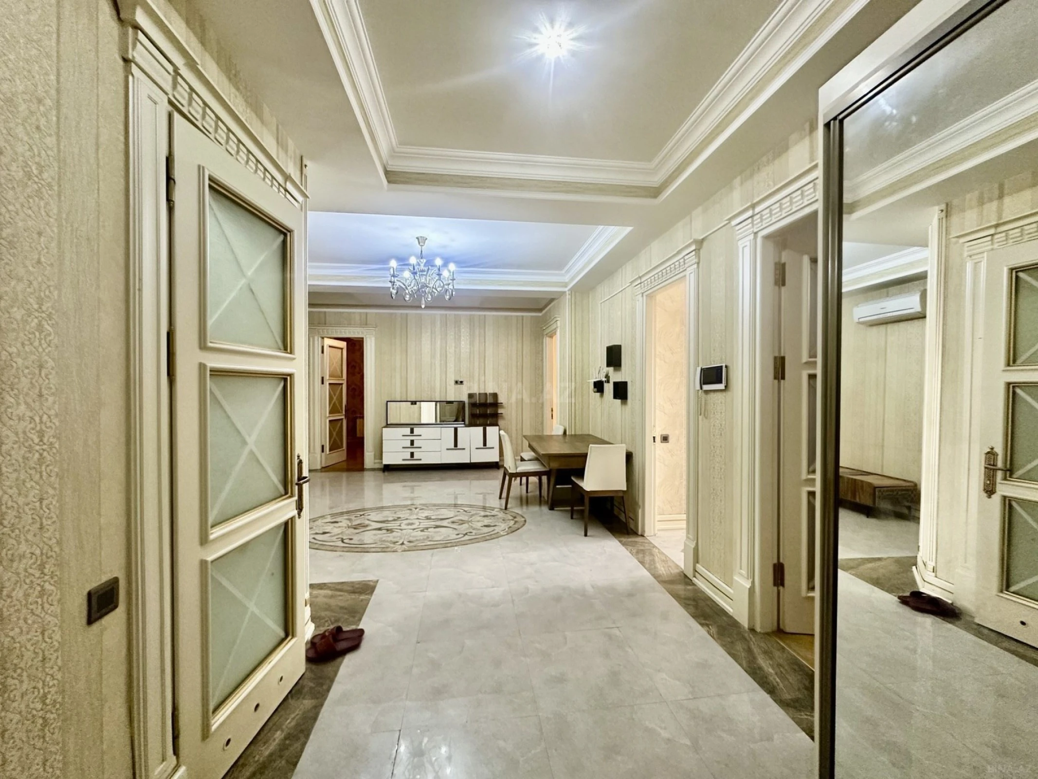 Kirayə verilir 4 otaqlı mənzil 180 m²