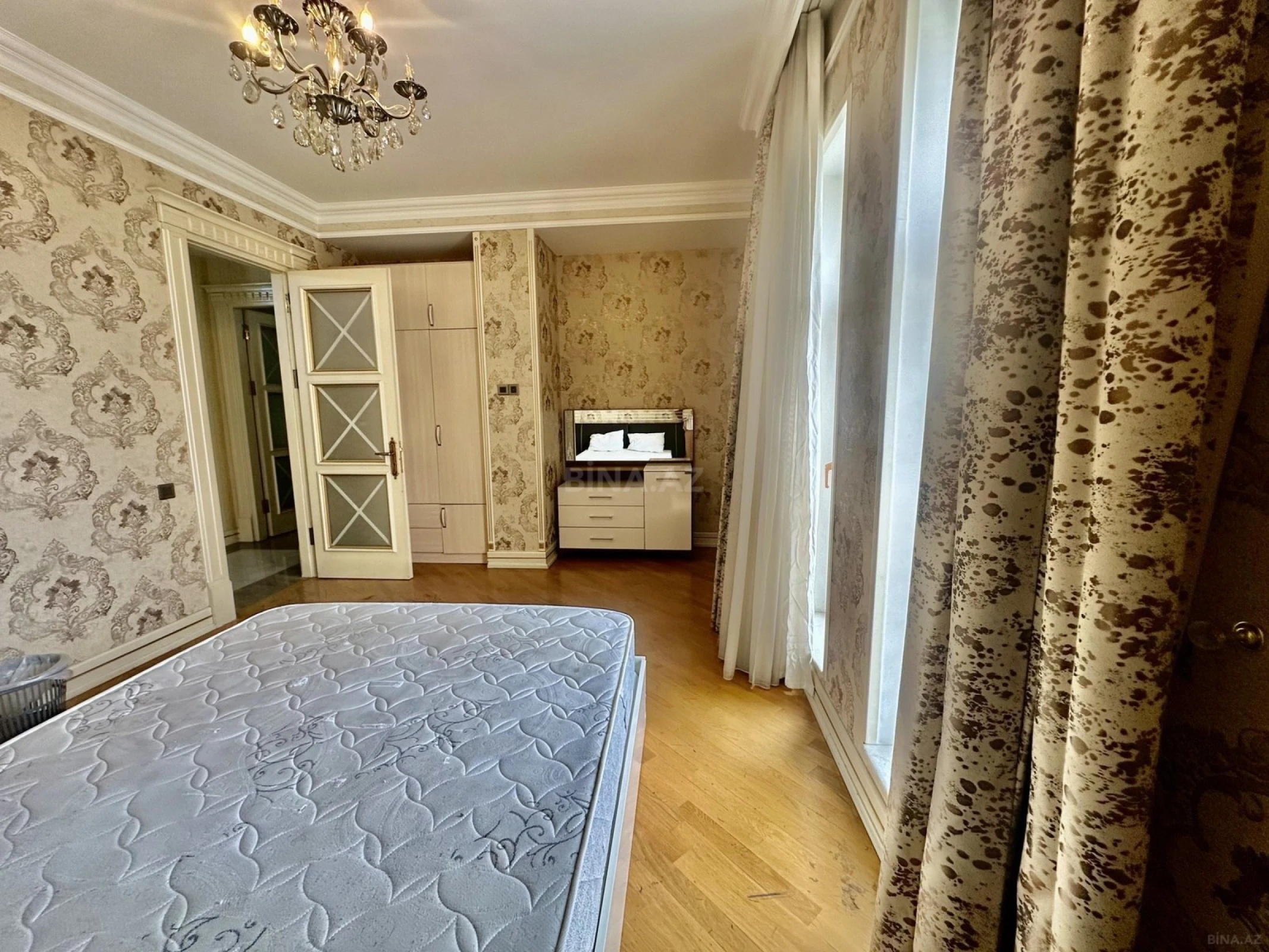 Kirayə verilir 4 otaqlı mənzil 180 m²