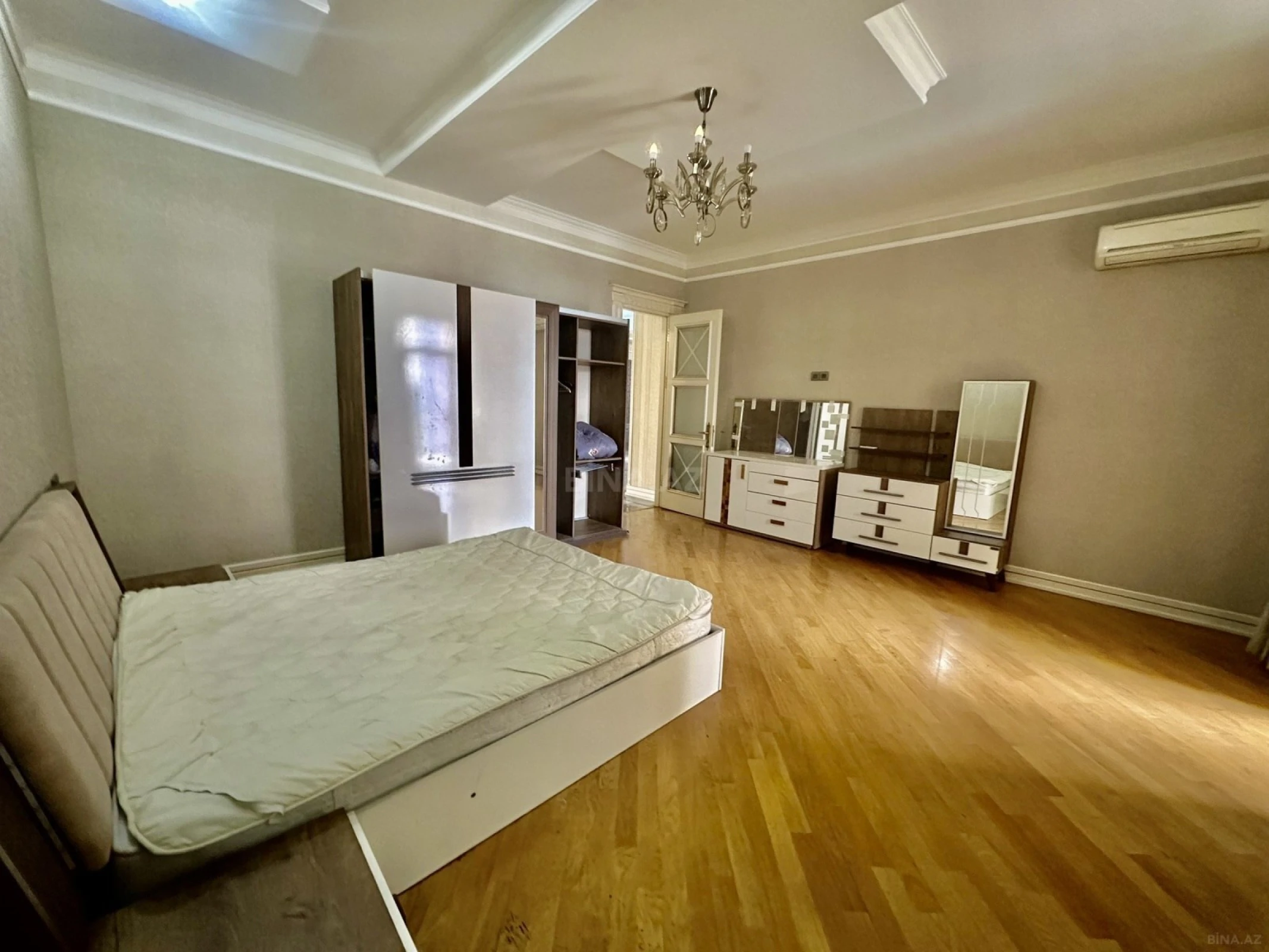 Kirayə verilir 4 otaqlı mənzil 180 m²