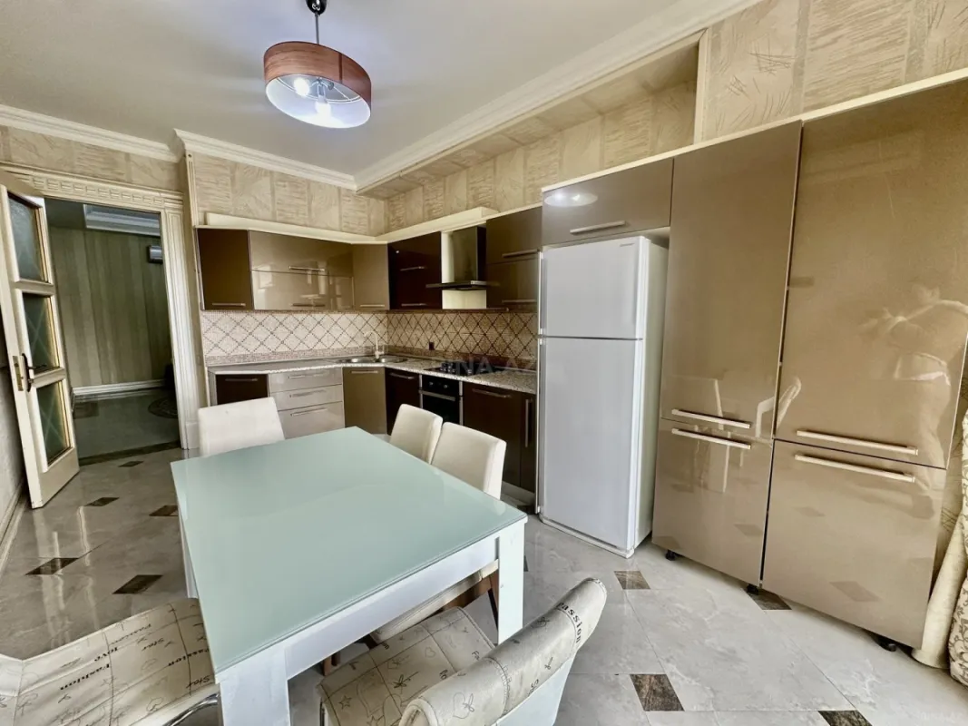 Kirayə verilir 4 otaqlı mənzil 180 m²