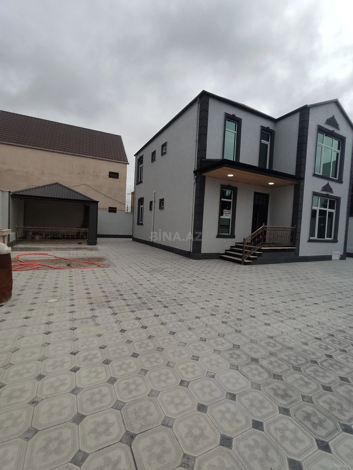 Satılır 5 otaqlı mənzil 200 m²