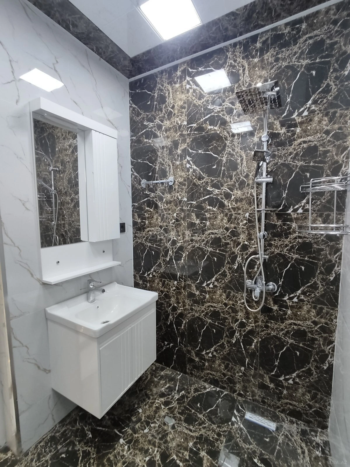 Satılır 5 otaqlı mənzil 200 m²