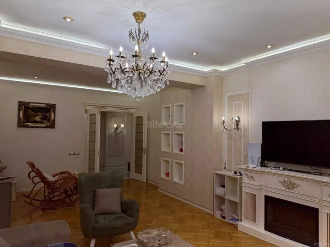 Satılır 4 otaqlı mənzil 180 m²