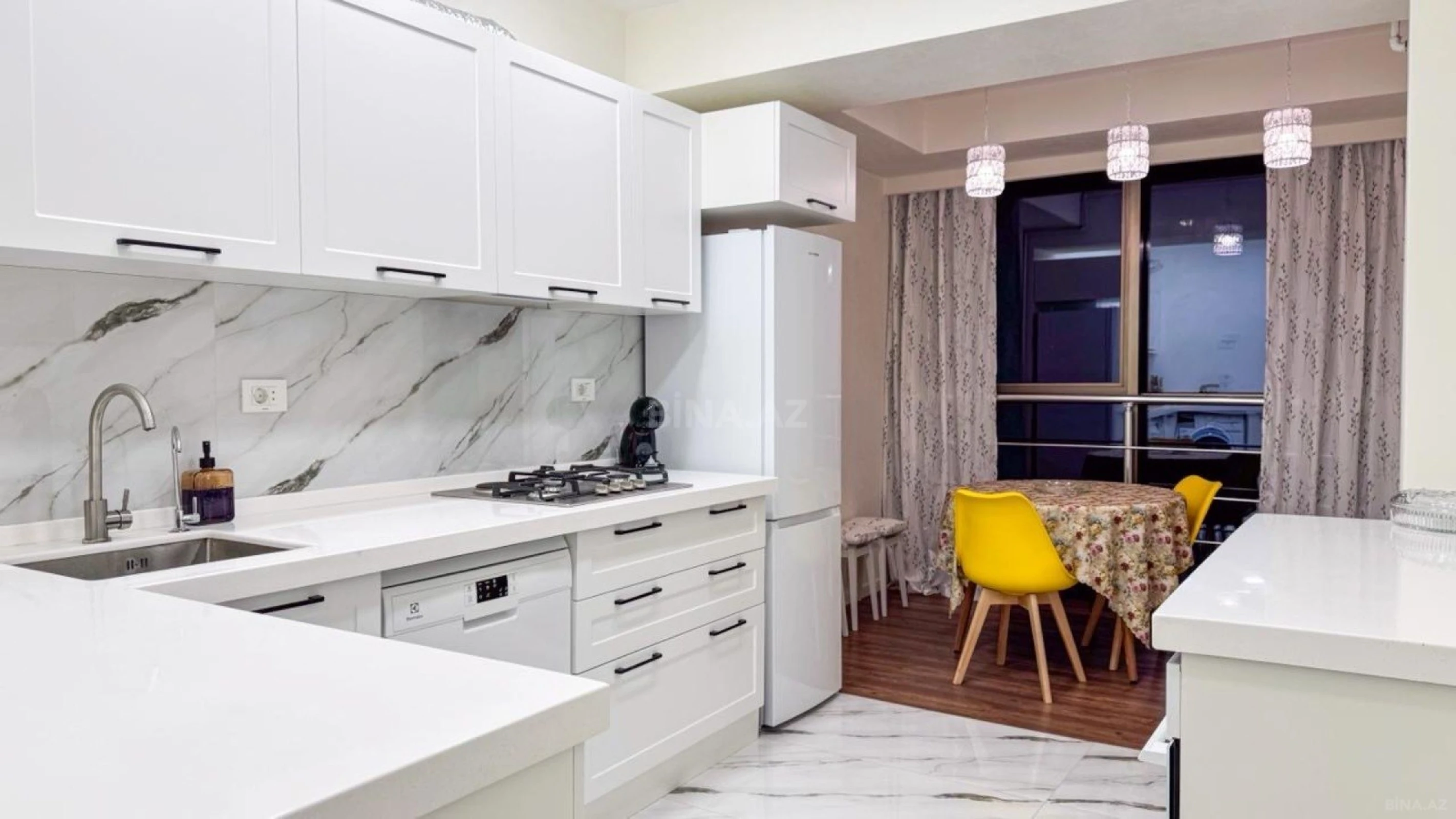 Kirayə verilir 3 otaqlı mənzil 150 m²