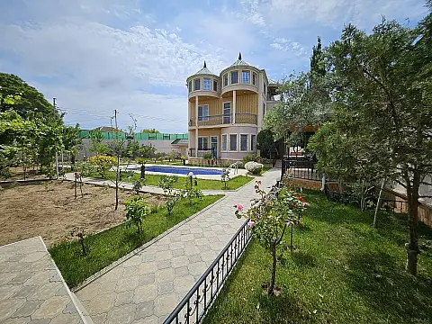 Satılır 5 otaqlı həyət evi 300 m²
