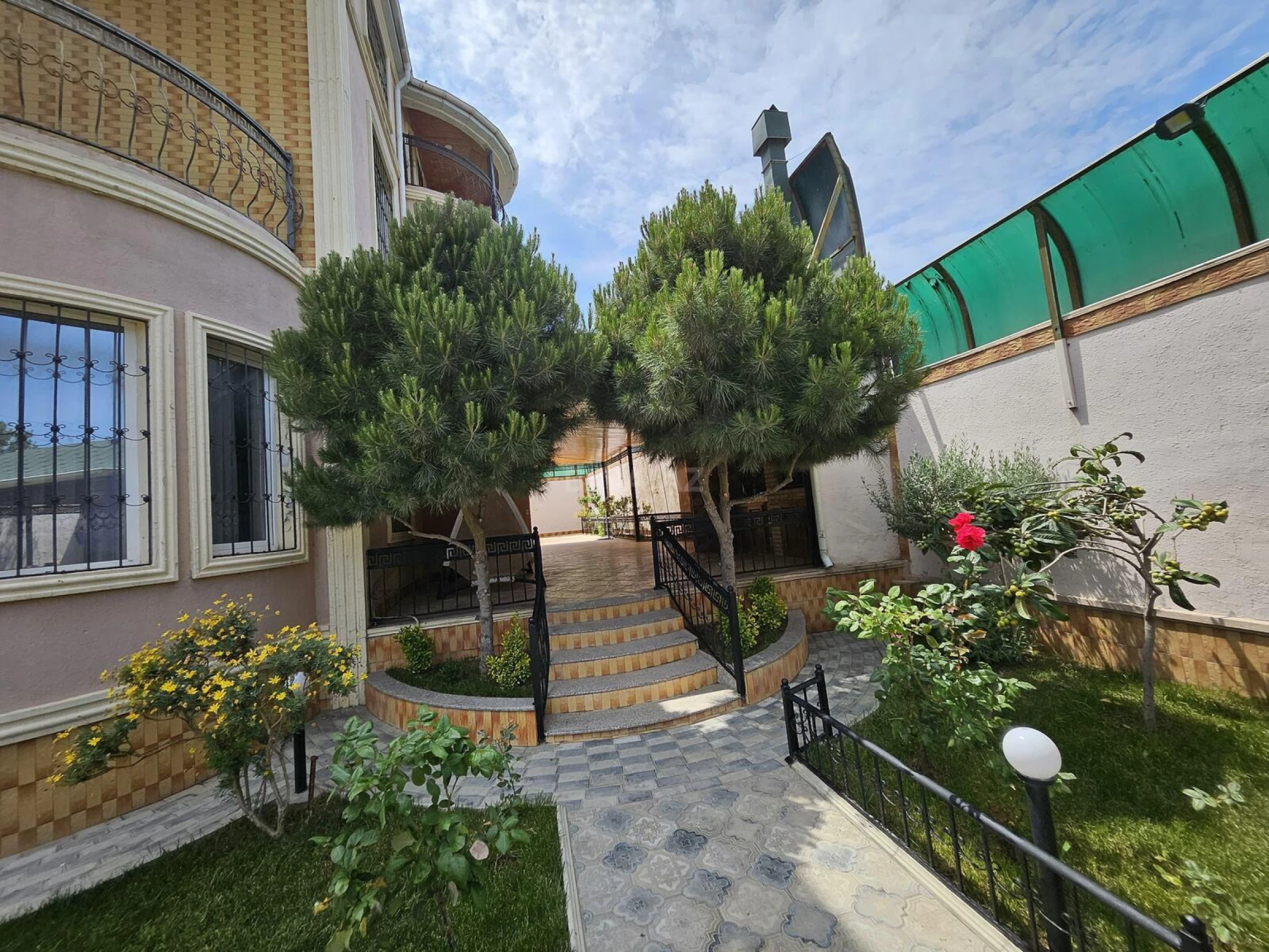Satılır 5 otaqlı həyət evi 300 m²