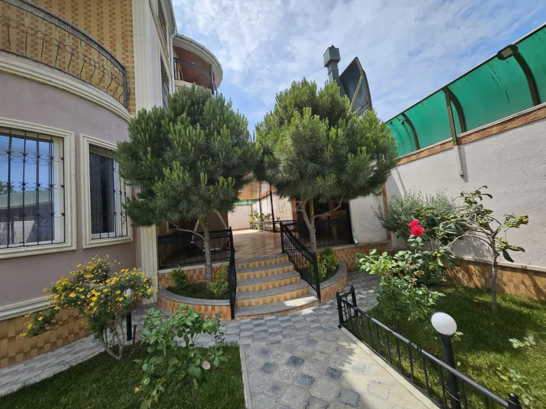 Satılır 5 otaqlı həyət evi 300 m²