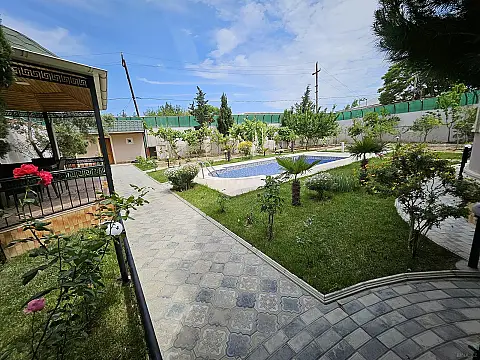 Satılır 5 otaqlı həyət evi 300 m²