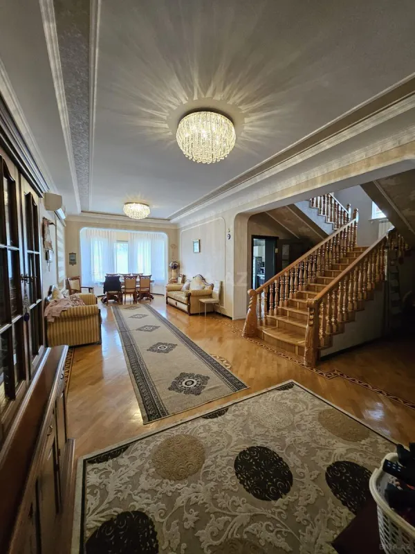 Satılır 5 otaqlı həyət evi 300 m²