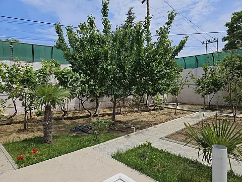 Satılır 5 otaqlı həyət evi 300 m²