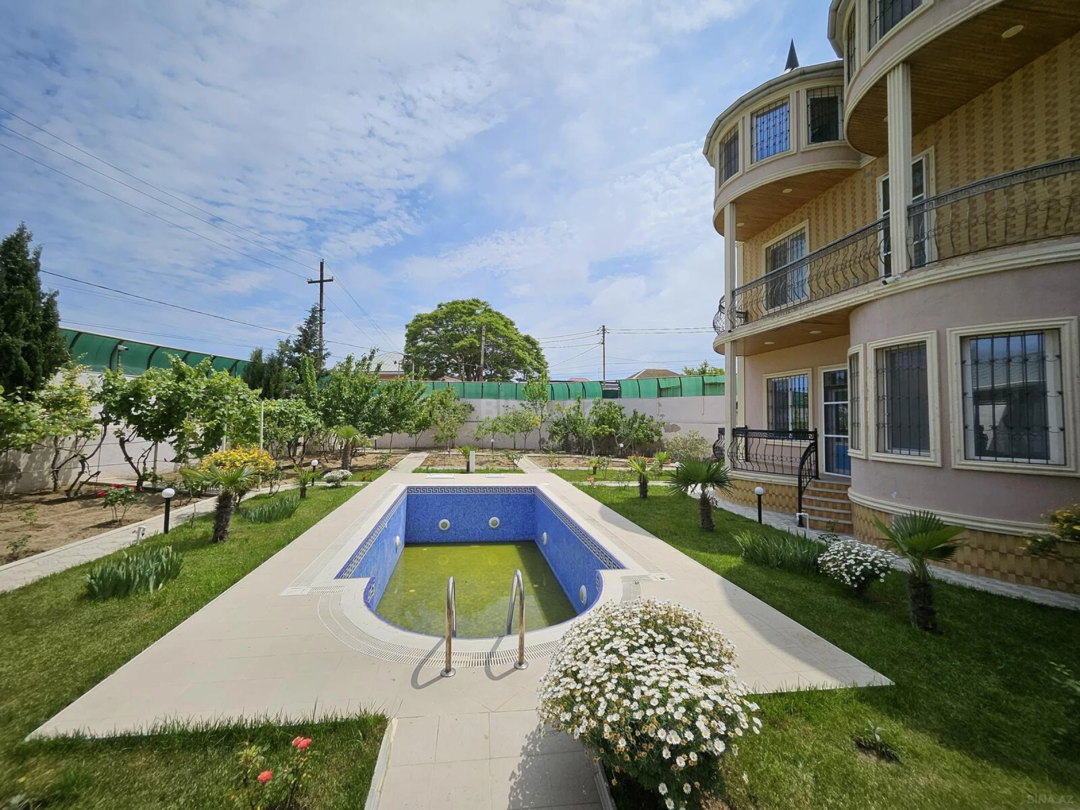 Satılır 5 otaqlı həyət evi 300 m²